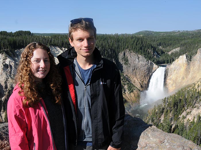 couple-during-the-hike-of-yellowstone-grand-canyon