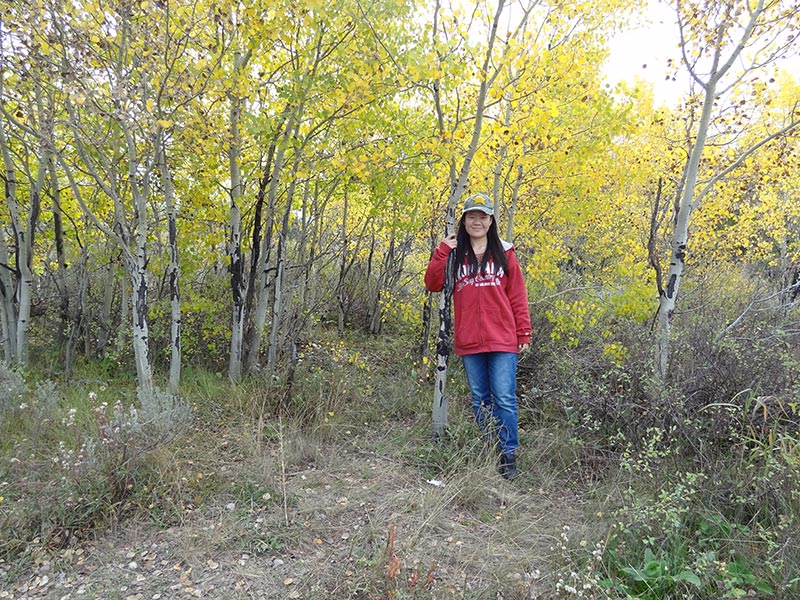 girl-posing-for-photo-during-yellowstone-tour