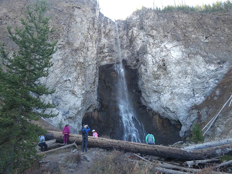 people-enjoying-the-hike-of-the-beautiful-fairy-falls