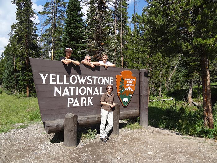 yellowstone-sign-board